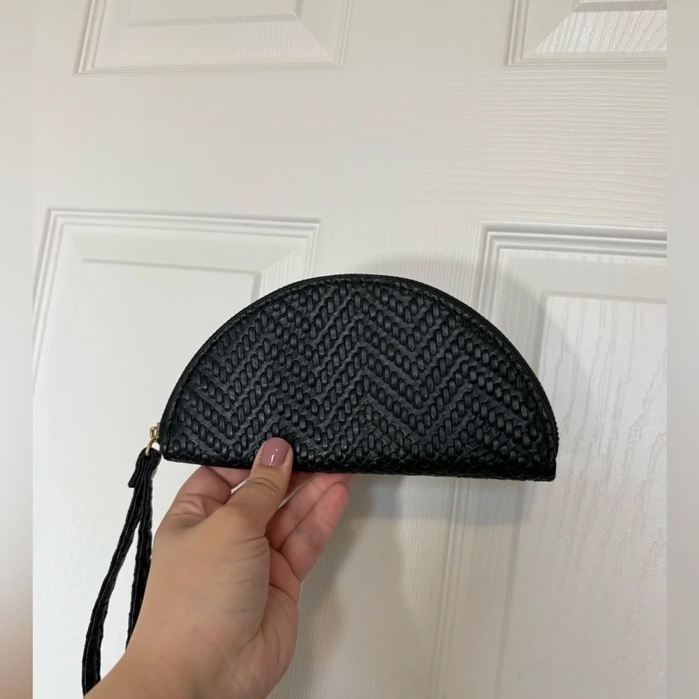 4/$20 Ardene Black Woven Clutch Wristlet - Picture 2 of 3